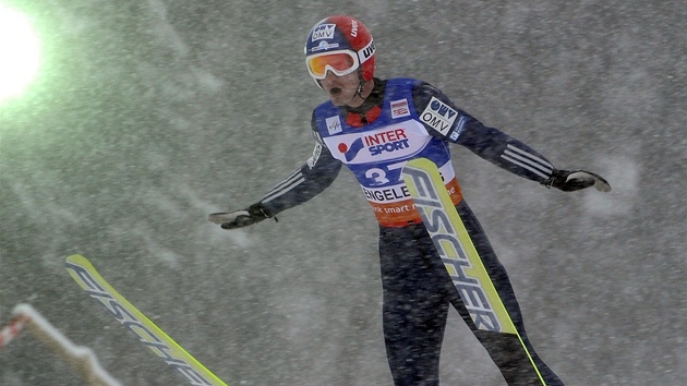 ESKÝ SKOK. Skokan na lyích Jakub Janda ve výcarském Engelbergu.