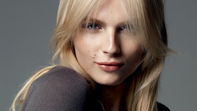 Andrej Pejic v reklam na push-up podprsenku