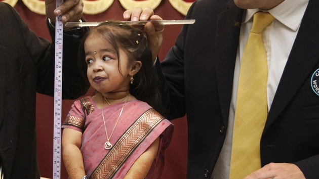 Nejmenší žena světa Jyoti Amge je velká jako panenka.