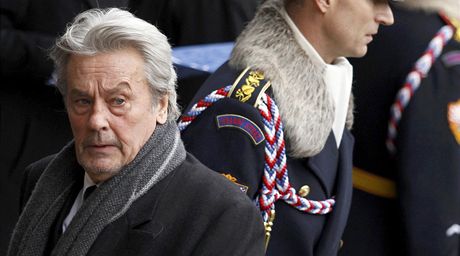 Francouzský herec Alain Delon pichází na poslední rozlouení s Václavem...