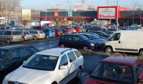 Lidé musí být na parkovitích vech obchodních center v Ostrav velmi ostraití. (ilustraní snímek)