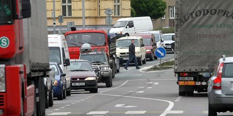 Hustnovice na hlavní trase mezi Otrokovicemi a Uherským Hraditm trápí denn velké kolony aut. Ilustraní foto
