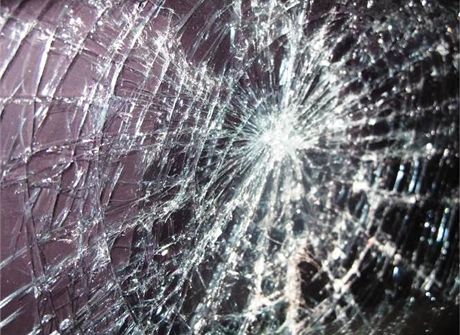 Opilý agresor rozbil elní sklo u autobusu poté, co ho idi nevzal na palubu. (Ilustraní snímek)
