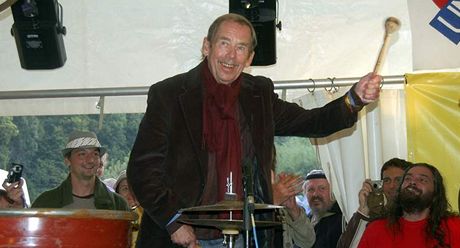 Václav Havel si v roce 2009 zabubnoval na Open Air Music Festivalu v Trutnov.