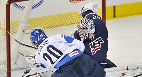 Branká výbru USA John Gibson zasahuje po stele finského hokejisty Mikaela