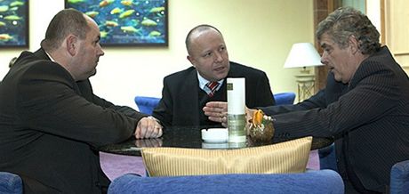 Petr Fousek (uprosted) pi jednání s éfem eského fotbalu Miroslavem Peltou (vlevo) a místopedsedou FIFA Angelem Villarem