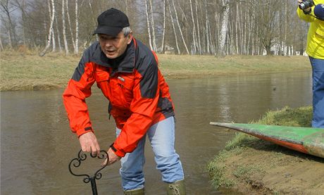 Pedseda vodáckého klubu ze Suchdola Karel Böhm pi zamykání Lunice.