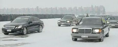 Smutnícím Pchjongjangem projelo nkolik luxusních limuzín Mercedes, severokorejský diktátor je miloval.