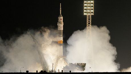 Raketa Sojuz-FG s lodí Sojuz TMA-03M startuje k ISS.