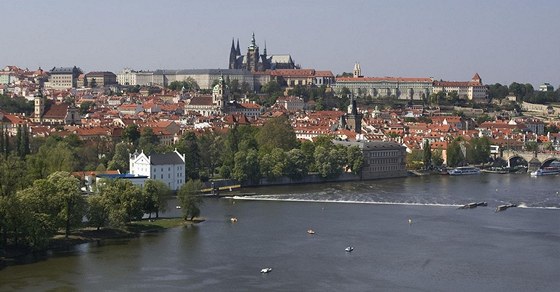 Do Prahy míí 69 procent vech turist. Ilustraní snímek.