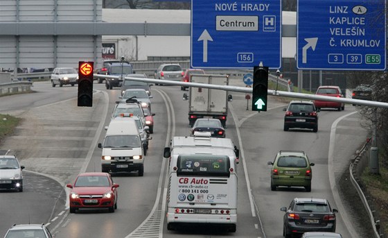 Nové semafory ídí dopravu u eskobudjovické sportovní haly. Vznikla zde nová