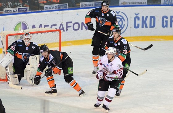 Hokejisté Popradu se brání náporu hostujícího Dinama Riga. 