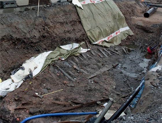 Trup jedné z lodí odkrytých pi oprav nábení zdi ve védském Stockholmu (19.