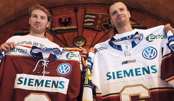 Petr Ton (vlevo) a Michal Bro pózují s dresy hokejové Sparty.
