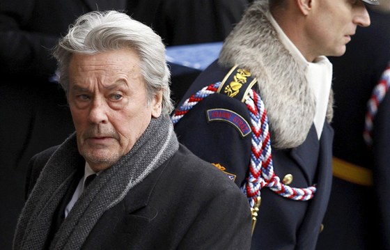 Francouzský herec Alain Delon pichází na poslední rozlouení s Václavem...