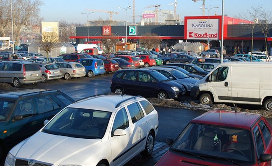 Lidé musí být na parkovitích vech obchodních center v Ostrav velmi ostraití. (ilustraní snímek)