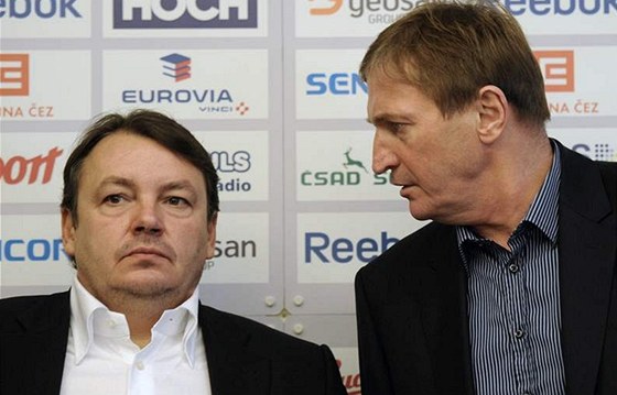 Prezident eského svazu ledního hokeje Tomá Král a trenér reprezentace Alois Hadamczik (vpravo)