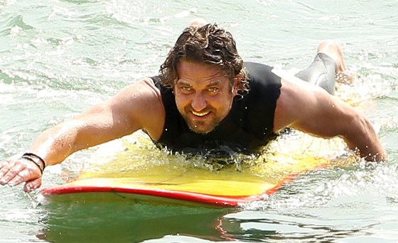 Gerard Butler pi surfování