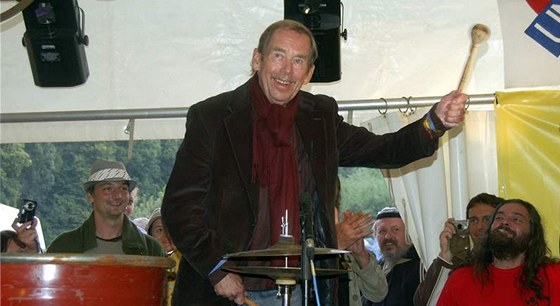 Václav Havel si v roce 2009 zabubnoval na Open Air Music Festivalu v Trutnov.