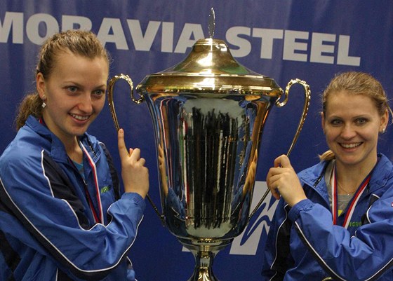 Petra Kvitová a Lucie afáová s trofejí pro vítze tenisové extraligy 
