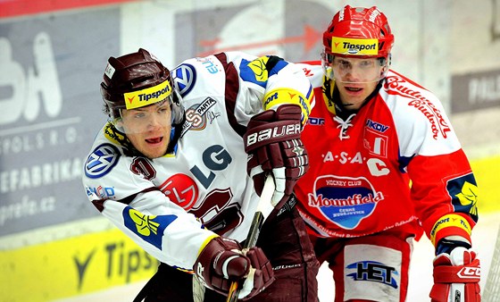 MNÍ DRES. Sparanský útoník Tomá Rachnek (vlevo) v pítí sezon nebude psobit ve Spart, zahraje si KHL v dresu Lva Praha.