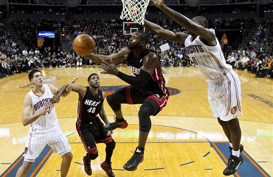 LETEC. Dwyane Wade z Miami stílí v utkání proti Charlotte Bobcats. 
