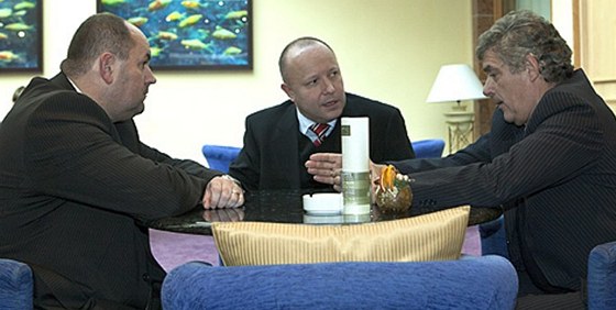 Petr Fousek (uprosted) pi jednání s éfem eského fotbalu Miroslavem Peltou (vlevo) a místopedsedou FIFA Angelem Villarem