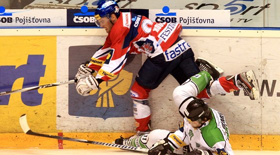 V domácím zápase s Mladou Boleslaví hokejisté Pardubic selhali. Zde Robert Kousal (nahoře) uniká Tomáši Demelovi z týmu hostů.