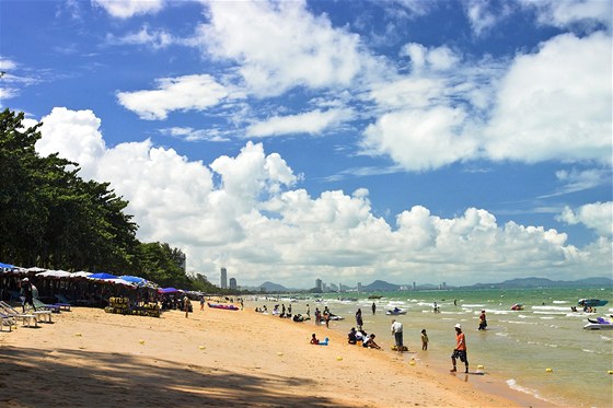 Jižně od turistického centra Pattayi jsou pláže širší, s luxusními hotely a