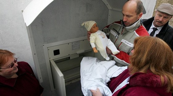 Primář novorozeneckého oddělení nemocnice v Chebu Ondřej Čapek při prosincovém otvírání babyboxu.