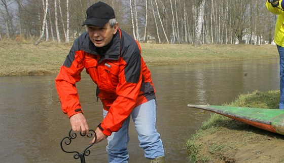 Pedseda vodáckého klubu ze Suchdola Karel Böhm pi zamykání Lunice.