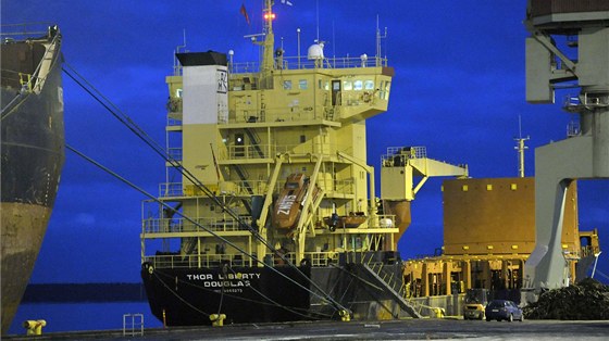 Lo MS Thor Liberty kotví ve finském pístavu Kotka. (22. prosince 2011)