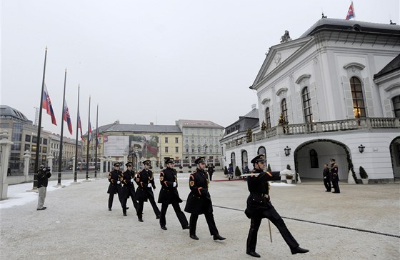 estná strá stáhla ped prezidentským palácem v Bratislav vlajky na pl erdi.