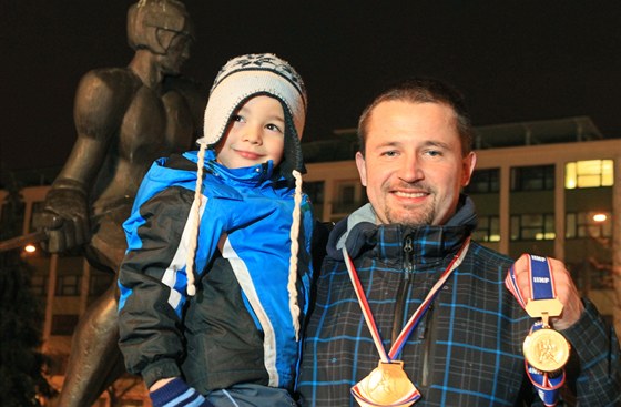 Hokejista Martin Koudelka, jeho potomek a dvě zlaté medaile.