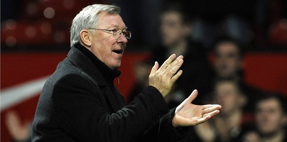 BRAVO, PÁNOVÉ! Trenér Alex Ferguson tleská svým hrám z Manchesteru United,