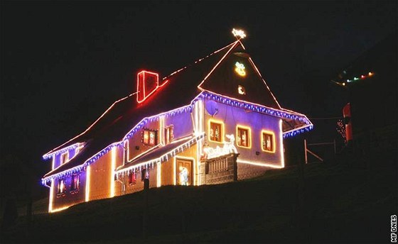 Vánočně nazdobené domy v Dolních Libchavách.