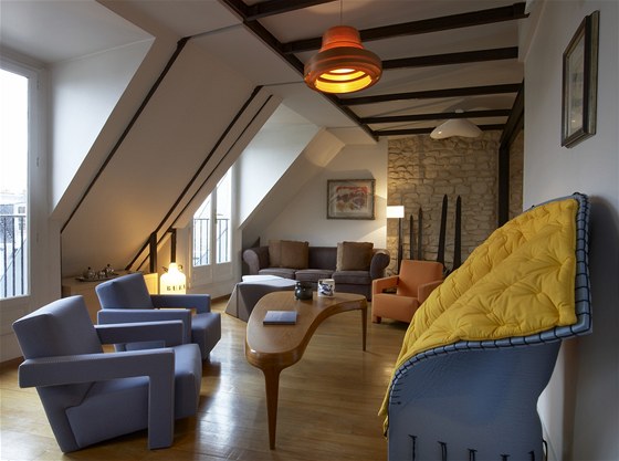 Interiér spolených prostor zdobí i kesla od fenomenálního nizozemského