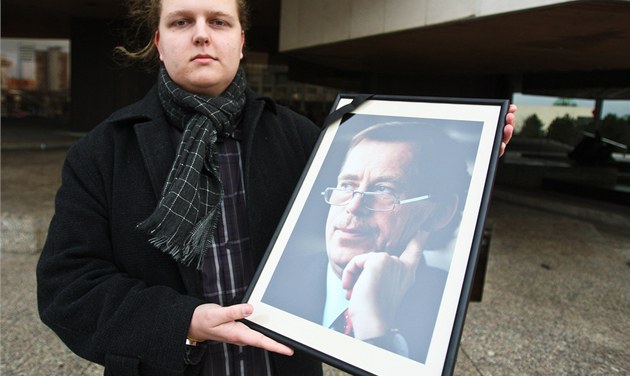 Organizátor pietního setkání, dvacetiletý Filip Pi�tora, je Moste�an studující