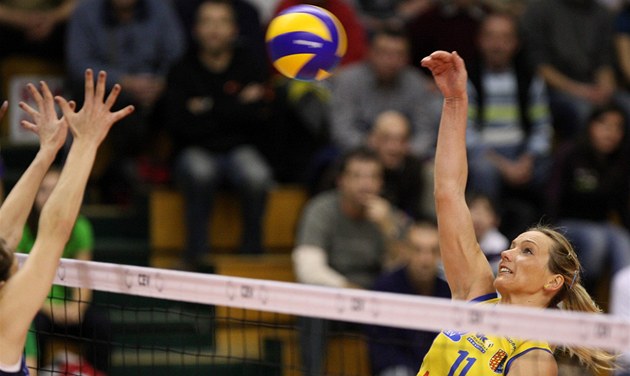 Sanja Popovi�ová z Prost�jova sm��uje v duelu se Sopotami.