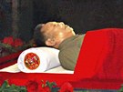 Kimovo tlo je vystaveno ve sklenné rakvi v paláci Kumusan v Pchjongjangu a po...