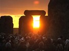 U prehistorického monumentu Stonehenge na jihozápad Anglie se selo více ne...