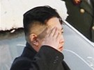 erstvý severokorejský vdce Kim ong-un salutuje u rakve svého otce (28.