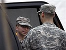 Bradley Manning vystupuje z vozu ve Fort Meade, kde probíhá pedbné líení