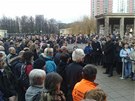 Lidé shromádní u krematoria ve Stranicích pi rozlouení s Václavem Havlem. 