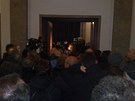 Lidé sledují smutení obad za Václava Havla v pedsálí obadní sín krematoria