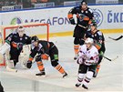 Hokejisté Popradu se brání náporu hostujícího Dinama Riga. 