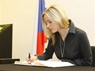 Místopedsedkyn Snmovny Klasnová podpisem do kondolenní knihy uctila památku