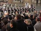 Vojáci Hradní stráe pochodují po Hradanském námstí ped posledním rozlouení