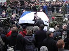 Lafeta se zesnulým prezidentem Havlem na Hradanském námstí. (21. prosince