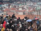 Hromadné louení se zesnulým prezidentem Václavem Havlem u Praského hradu